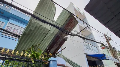 Giông lốc cực lớn ở quận 8, thổi bay mái tôn, bẻ gãy cây cối