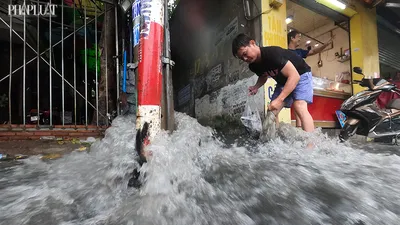 TP.HCM: Mưa lớn kéo dài, nhiều tuyến đường thành sông