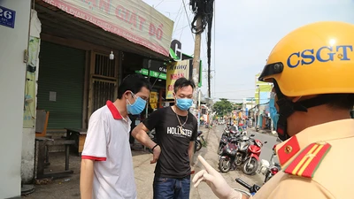 Nhiều người dân ra đường không lý do chính đáng phải ký giấy phạt