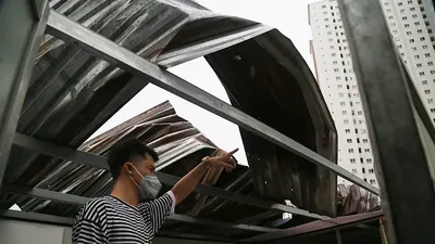 Mưa to gió quật cây xanh ngã đổ, đè người, nhà tốc mái ở TP.HCM