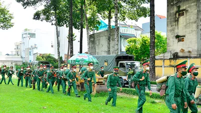 Bộ Tư lệnh TP.HCM xuất quân cùng công an trực chốt, chống dịch