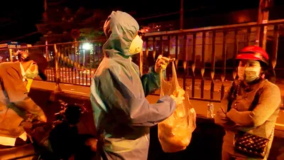 Bộ Tư lệnh TP.HCM điều ô tô đưa hơn 300 người dân về quê miền Tây