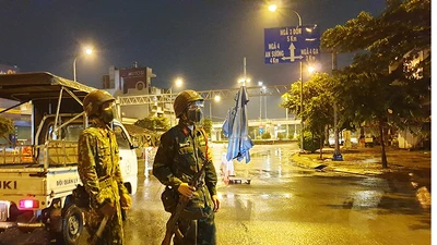 Lực lượng quân đội cùng tham gia túc trực các chốt kiểm soát dịch 