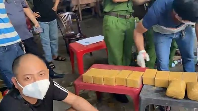 Đường dây vận chuyển gần 100kg ma túy bằng xe 'luồng xanh' hoạt động ra sao?