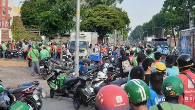 Chùm ảnh: Shipper ở TP.HCM ùn ùn đi xét nghiệm, xếp hàng dài hàng trăm mét