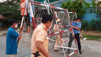 Chùm ảnh: Công an tháo gỡ chốt chặn ở các cửa ngõ ra vào TP.HCM