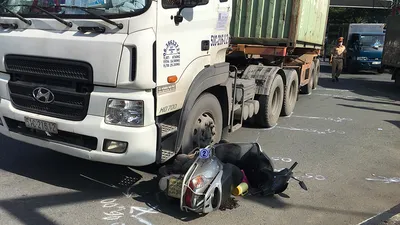 Người phụ nữ bị xe container cán tử vong gần UBND quận 12