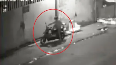 Chủ xe bất lực đứng nhìn kẻ trộm dùng chân bẻ khóa lấy đi