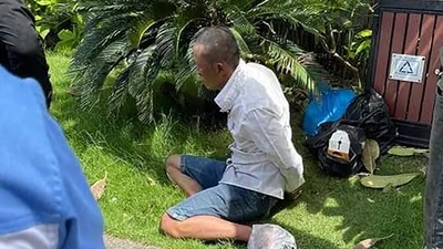 Người đàn ông cầm dao đâm loạn xạ 3 người đi đường