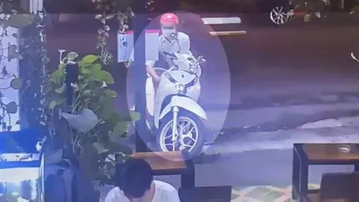 Thanh niên bẻ khóa trộm xe SH, chủ ngồi cách đó gần 2 mét không hay biết