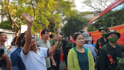 Chùm ảnh 240 thanh niên ở quận Tân Bình lên đường nhập ngũ