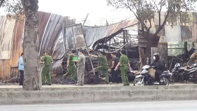 Căn nhà tôn chuyên buôn bán mâm, lốp xe cháy dữ dội trong đêm