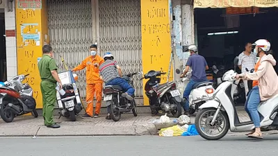 Kiểm tra điện trên mái tôn ở tiệm Vespa cổ, 2 người bị giật chết