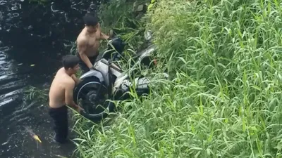 Xe máy nằm dưới kênh nước đen, người điều khiển không rõ ở đâu