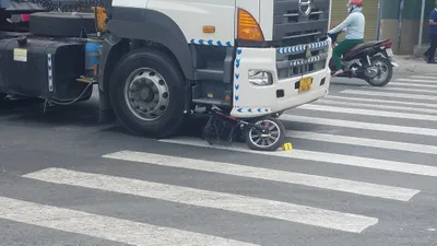 Người phụ nữ đi xe đạp điện bị container cán tử vong 