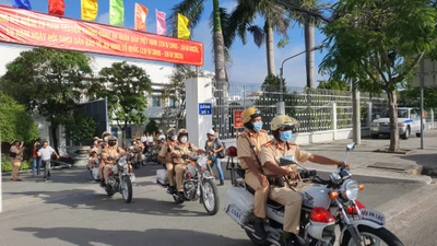 Công an tổng kiểm soát xe vận tải khách, xe container ở TP.HCM