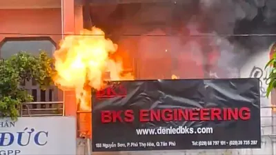 Trụ sở một công ty cháy dữ dội ở quận Tân Phú