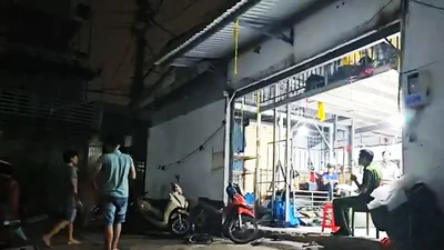 Người đàn ông nghi bị điện giật chết trong kho vải ở Bình Tân