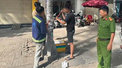 Đang dán quảng cáo chui, bị Tổ 363, Công an quận 5 phát hiện