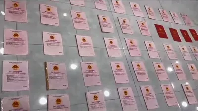 Công an TP.HCM thu giữ két sắt chứa 80 sổ đỏ sau khi khám nhà Ngân 98