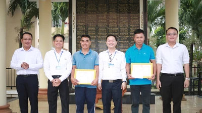 TP.HCM: Khen thưởng hai người dân bàn giao chim hồng hoàng quý