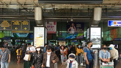 Khách đổ đồn vào TP.HCM sau tết, sân bay Tân Sơn Nhất ách tắc