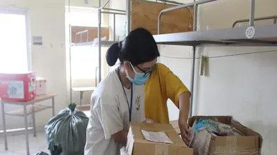 Sinh viên tình nguyện dọn ký túc xá đón người cách ly