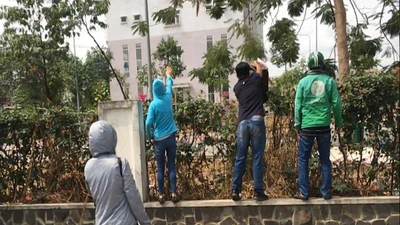 Cận cảnh tuồn hàng tiếp tế tận tay người được cách ly