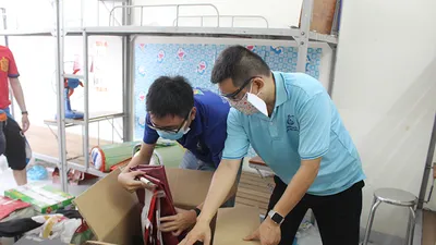 Giảng viên, sinh viên tình nguyện dọn KTX, đón người cách ly