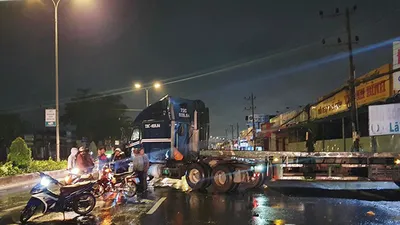 Xe máy tông vào ô tô đầu kéo từ trong bãi chạy ra đường