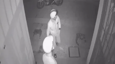 Camera ghi cảnh trộm cắt khoá lấy 2 xe máy ở quận 9