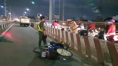 Thanh niên 19 tuổi va dải phân cách cầu Bình Lợi thiệt mạng