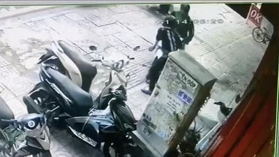 Tài xế công nghệ tông xe vào kẻ trộm xe máy ở Bình Thạnh