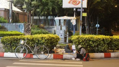 Chùm ảnh: TP.HCM đêm đầu tiên hạn chế người dân ra đường sau 18 giờ