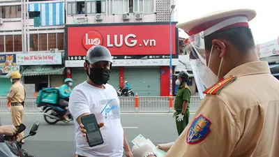 CSGT kiểm tra lưu động, người dân trình giấy tiêm vaccine là được đi