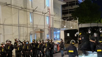 Chùm ảnh: Công an phong toả khu vực nhà bà Hằng để khám xét