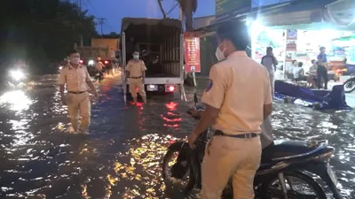 Triều cường đạt đỉnh, CSGT dùng xe chở người dân vượt nước ngập 