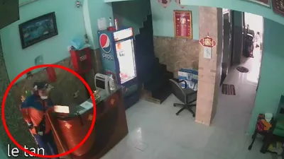 Camera ghi cảnh người mặc áo shipper trộm ở quầy tiếp tân nhà nghỉ 