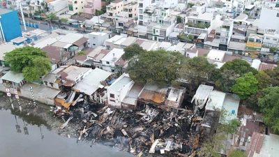 Vụ cháy ven kênh ở quận 8: Cháy 2 căn nhà và một bãi chứa gỗ