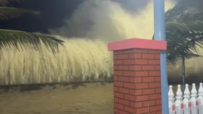 Quảng Ngãi: Hàng loạt nhà dân ngập sâu, 50 nhà tốc mái do bão số 13