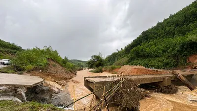 Cận cảnh cầu Nước Bao bị lũ cuốn sập, chính quyền khẩn cấp làm cầu tre tạm