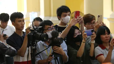 Nhà báo phải xin phép bị cáo, luật sư, bị hại… để ghi âm, ghi hình: Quá phiền phức và rắc rối