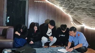 Thấy công an kiểm tra, nhóm 'bay lắc' gọi nhau xoá dấu vết