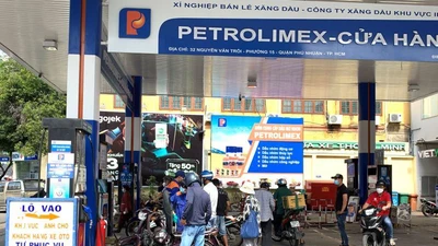 Sáng nay giá dầu tăng sốc, giá xăng Việt sẽ tăng vào ngày mai