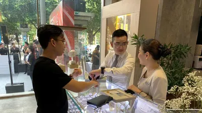 Giá vàng đang lao dốc mạnh