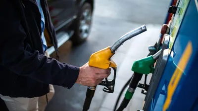 Giá xăng dầu liên tục lao dốc