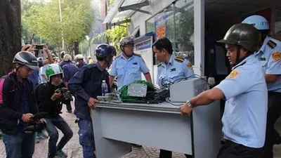 PCT quận 1 chỉ đạo đập trụ sở lấn vỉa hè