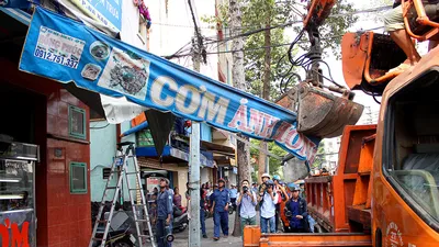 Quận 1 gỡ hàng loạt mái che đường Nguyễn Đình Chiểu