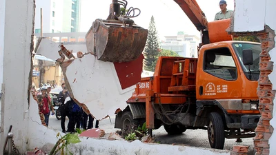 Ông Đoàn Ngọc Hải cho đập 2 bức tường lấn vỉa hè