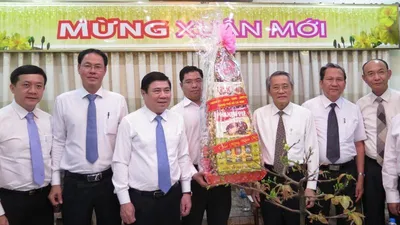 Chủ tịch UBND TP.HCM tặng quà cho Tổng Liên hội Hội thánh Tin lành Việt Nam (miền Nam). Ảnh: TL